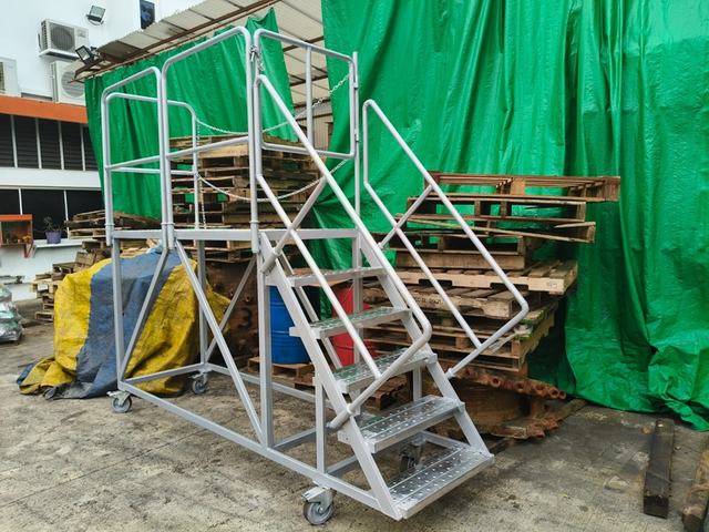 Mobile stair platform with handrails, on castors