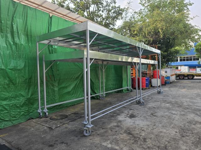 Mobile steel shelter on castors