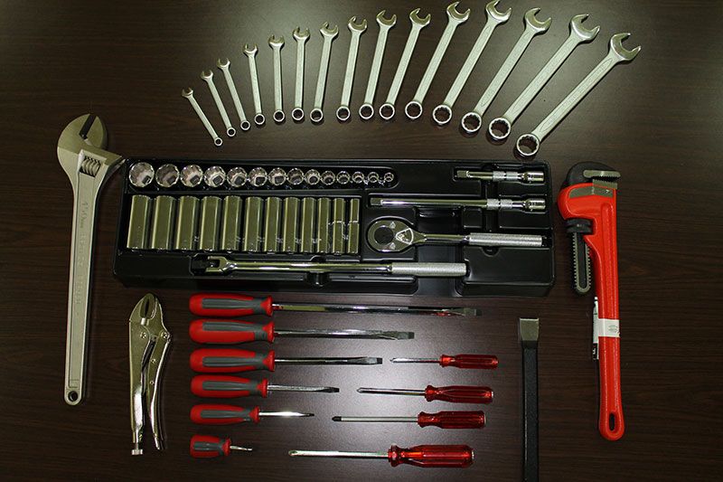 Set of spanners, sockets, pliers and screwdrivers